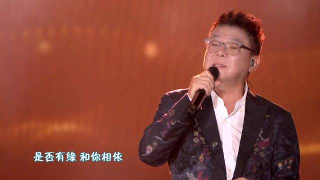 姜育恒贵阳献唱《驿动的心》,歌声抚平漂泊感
